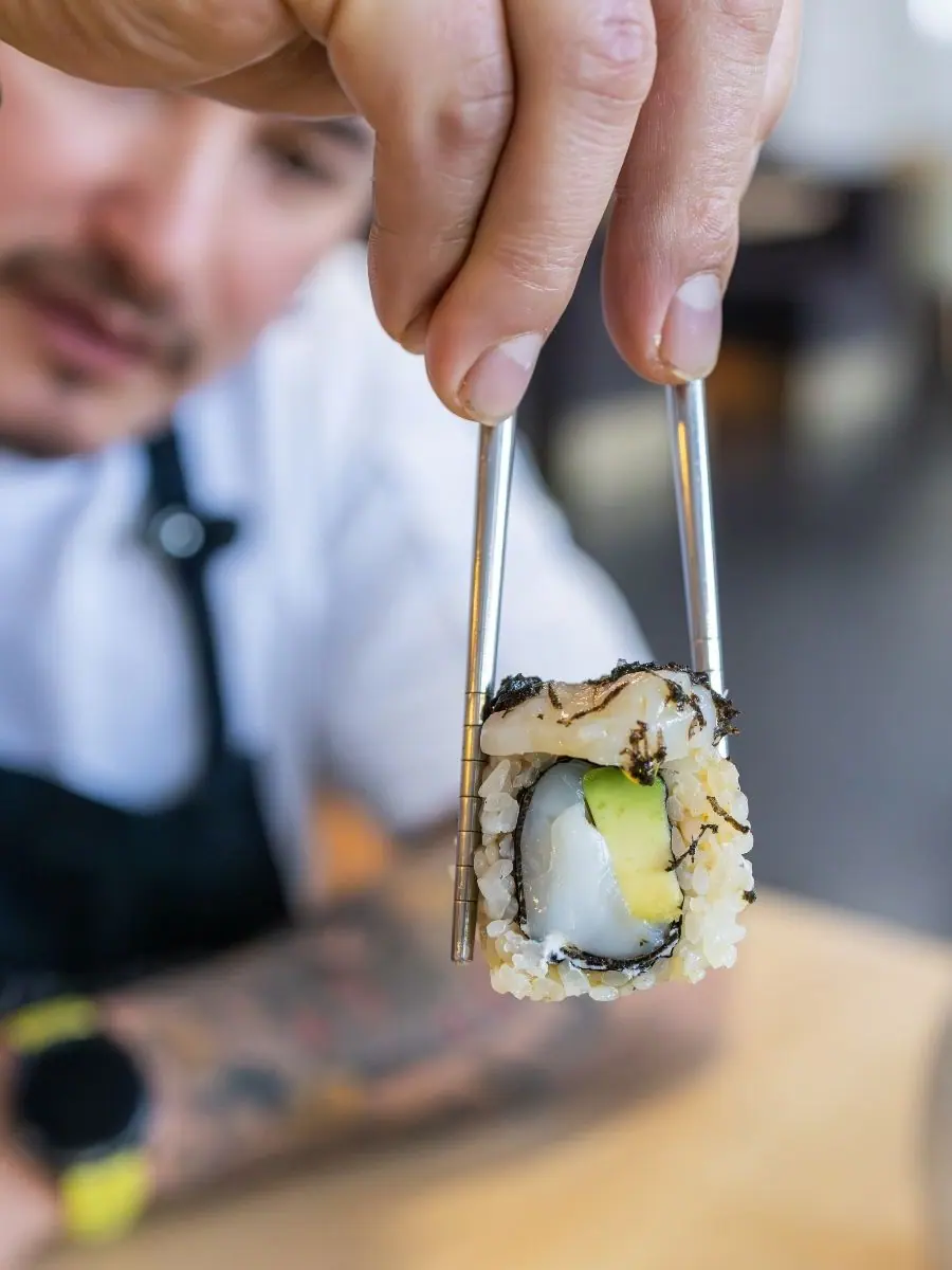 Chef en préparation au restaurant La Baraquette